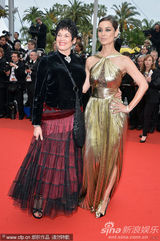 组图：贝纳尼丝吊带裙显波涛汹涌