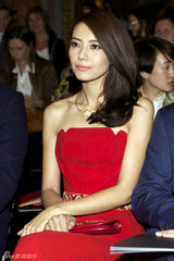 组图：高圆圆亮相巴黎时装周 民族红装扮大气