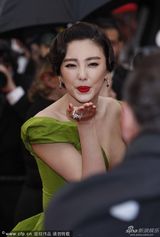组图：张雨绮亮相红毯 绿裙深V爆乳抛飞吻