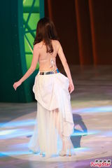 组图：港姐大尺度深V秀乳沟 背部全裸纤腰曼妙