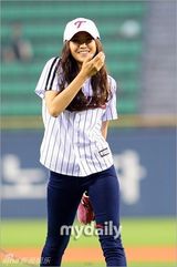 组图：A-pink孙娜恩担任开球嘉宾引男球员围观