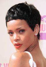 组图：小天后蕾哈娜优雅白裙扮女神