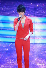 幻灯：香港金像奖现场 李宇春红衣深情献唱