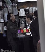 组图：侯耀华机场候机忙购物 与店员闲聊有说有笑