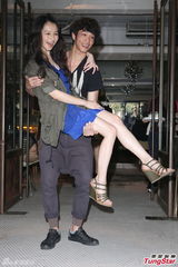 组图：徐若瑄蓝色短裙坐猛男背庆生