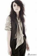 组图：董璇登《风尚志》封面  浓妆诵读爱之唇