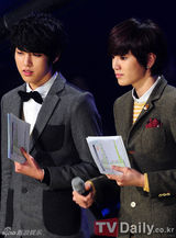 组图：韩团少女时代露小蛮腰 新曲打榜三连冠