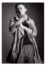 组图：聂远登时尚杂志封面 黑白大片展沉稳魅力