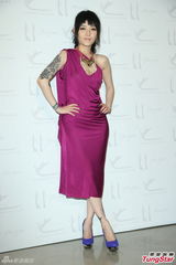 组图：范晓萱出席服装秀 大秀手臂劲酷纹身