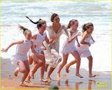 组图：超模米兰达薄纱透视装 豪迈倒立露底裤