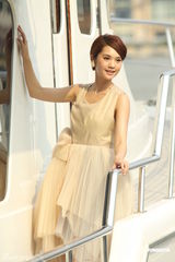 组图：杨丞琳游艇上宣传新碟 粉嫩装扮如甜美公主