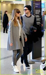 组图：贾斯汀携娇妻现身机场 女方全程黑面