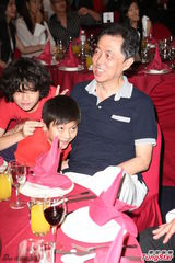 组图：邱黎宽庆生黄晓明送香吻