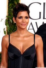 高清图：哈莉-贝瑞高开衩裙亮相红毯风情万种