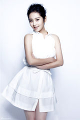 组图：颖儿夏日白裙写真展现纯真笑容