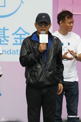 组图：壹基金杯慈善明星赛开赛 李连杰孙楠亮相