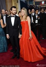 组图：安妮斯顿红裙大气 和男友贾斯汀秀恩爱