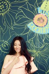 组图：潘辰登杂志封面 甜美清新展俏皮可爱