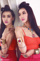 组图：爱戴英式复古照曝光 深V尽显事业线