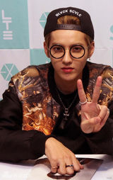 高清组图：EXO亮相粉丝见面会献花样笑容