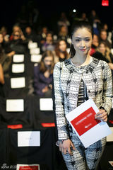 组图：蒋欣纽约时装周 造型邻家都市感十足