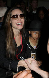 幻灯图集：皮特朱莉看球激吻 力破不和传闻