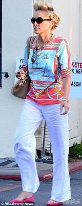 组图：莎朗斯通包租婆发型出街 满脸皱纹显老态