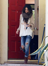 组图：赛琳娜破洞牛仔出镜 戴围巾演绎街头时尚