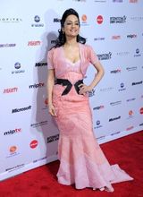 组图：Lady Gaga身着怪异镂空裙助阵国际艾美奖