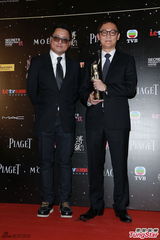 组图：最佳编剧陆剑青梁乐民后台致谢