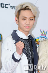 组图：少女时代IU助阵《冠军秀》百回纪念直播