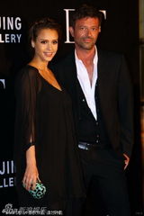 组图：辣妈阿尔芭透视装秀乳沟 性感袭京城