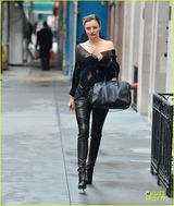 组图：弗林坐老爸肩头乐开怀 米兰达镂空衫性感