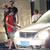 组图：陈冠希陪女友逛自家店 生意萧条神色憔悴