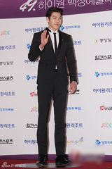 组图：金宇彬帅气亮相百想 模特身材出挑