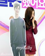 组图：《我结》新情侣亮相 泰民缺席娜恩抱纸板