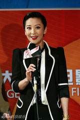 组图：苗圃帅气黑白装亮相大学生电影节