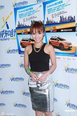 组图：江若琳郑融同台飙歌 为电台活动捧场