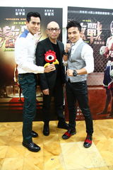 组图：彭于晏《激战》受访 搞怪合影小浪