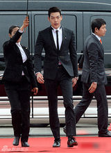 组图：金宇彬帅气亮相百想 模特身材出挑