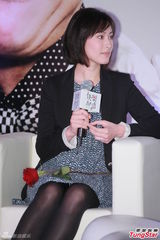 组图：梁洛施复出演舞台剧 穿黑丝短裙秀长腿