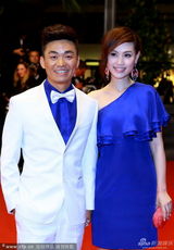 组图：王宝强戛纳红毯跪地示爱激吻娇妻