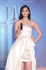 组图：吴佩慈亮相品牌代言礼裙别致优雅