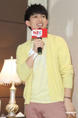 组图：林宥嘉出席活动左拥右抱 提绯闻女友尴尬