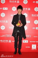 幻灯集：时尚盛典颁奖众星云集 不惧严寒斗礼服