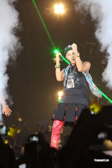 组图：昆凌时尚盛典走秀 Bigbang压轴助阵