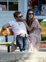 高清组图：辣妈超模安布罗休携可爱女儿出游 