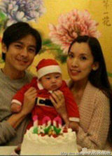 组图：Kimi成长全纪录 和妈妈啃饼干跟爸爸学车