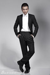 组图：新花荣张迪拍西装写真 射箭才子变俊朗绅士