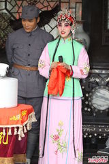 组图：贾青《战地狮吼》扮花旦 两头赶戏吃不消